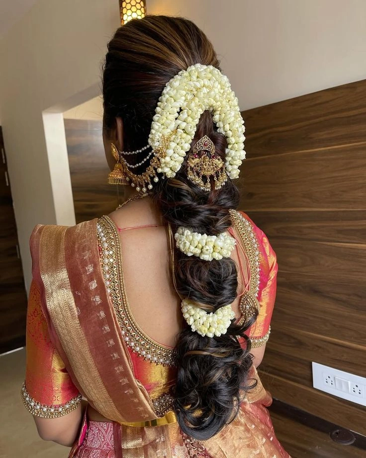 gajra hairstyle with saree