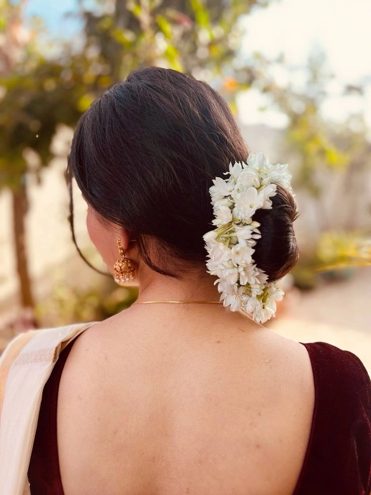 gajra hairstyle with saree